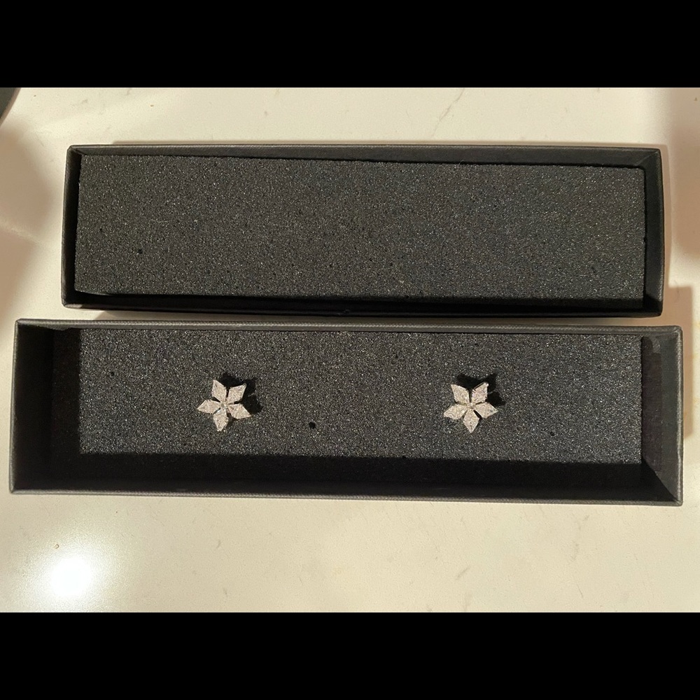 Flower stud earrings